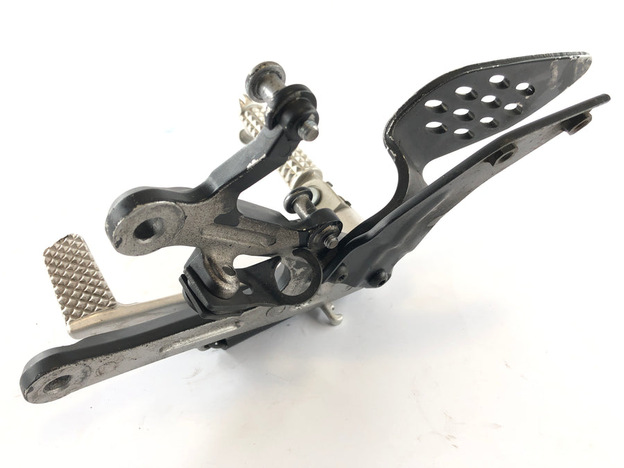 Yamaha YZF R1 RN12 [2005] - Footrest vpravo s držákem a brzdovým pedálem