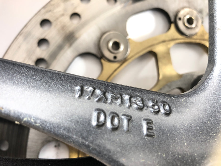 Triumf Speed ​​Triple 1050 515NJ [2005] - Kolébku předního kola s brzdovým kotoučem a pneumatikami
